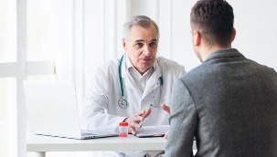 l'uomo in ospedale per una visita